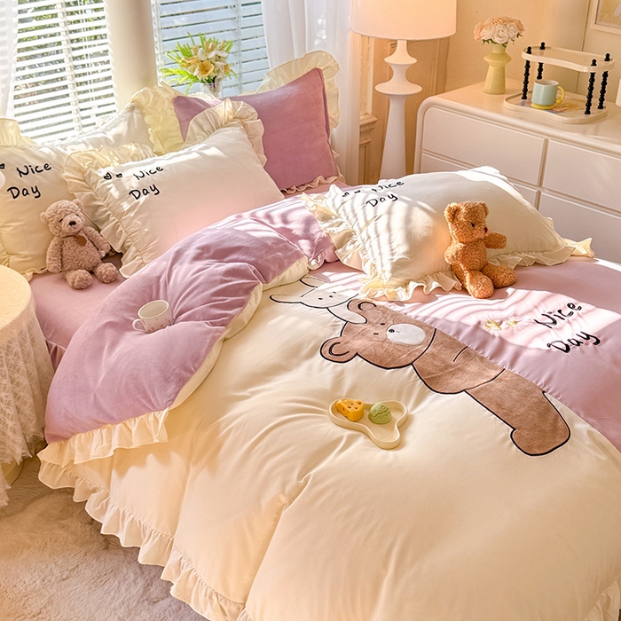 91家纺网 家纺一手货源 找家纺 绒兔兔 2024新款棉加牛奶绒贴布绣四件套 可爱熊仔-浅紫