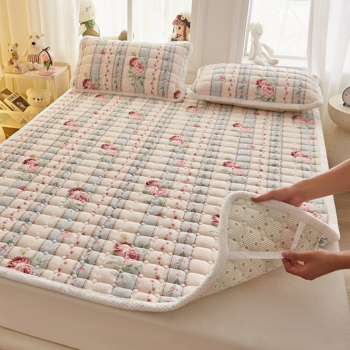 91家纺网 家纺一手货源 找家纺 东宇床垫 2024新款牛奶绒床褥大床 复古花