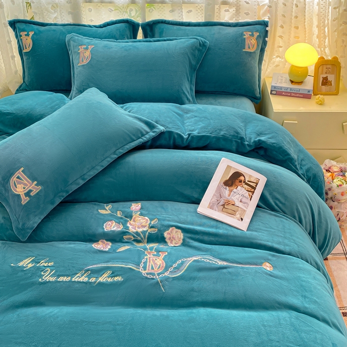 91家纺网 家纺一手货源 找家纺 晶缦家纺 2024新款高克重牛奶绒刺绣花四件套 点点花季-雅绿