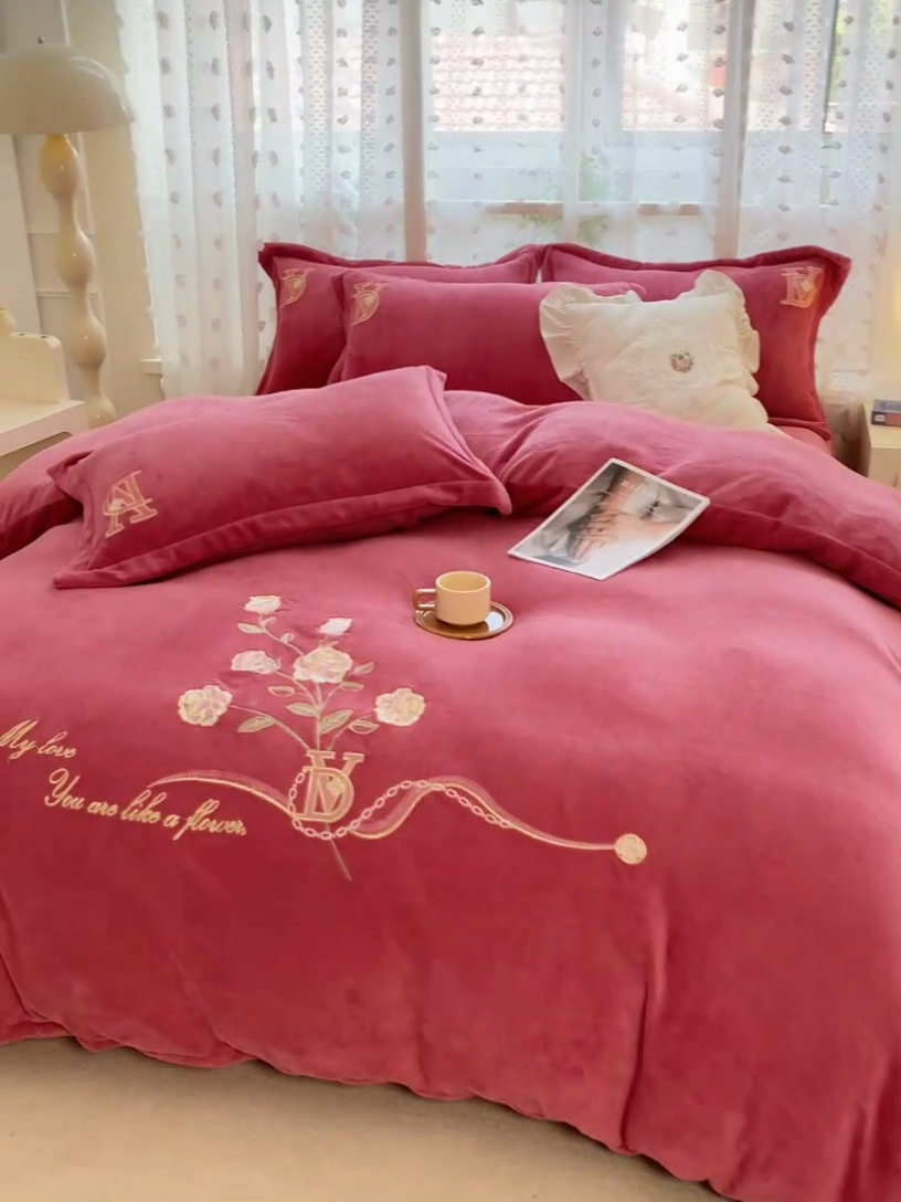 91家纺网 家纺一手货源 找家纺 晶缦家纺 2024新款高克重牛奶绒刺绣花四件套 点点花季-豆沙