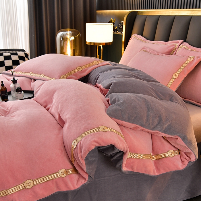 91家纺网 家纺一手货源 找家纺 云家 （包含买家秀）2024新款高克重牛奶绒纯色双拼刺绣四件套珊瑚绒 凯迪系列 凯迪-蜜粉+高级灰