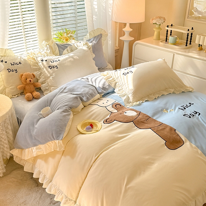 91家纺网 家纺一手货源 找家纺 绒兔兔 2024新款棉加牛奶绒贴布绣四件套 可爱熊仔-浅兰