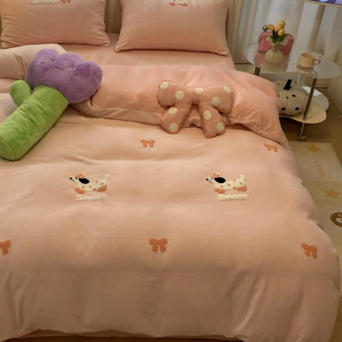 91家纺网 家纺一手货源 找家纺 慕尚家纺 2025新款牛奶绒毛巾绣刺绣四件套 蝴蝶结狗 粉