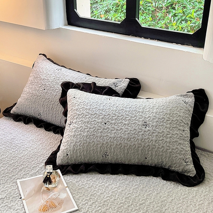 91家纺网 家纺一手货源 找家纺 美梦家纺 2024新款牛奶绒法式绣花夹棉床盖 绒蝴蝶结·银河灰