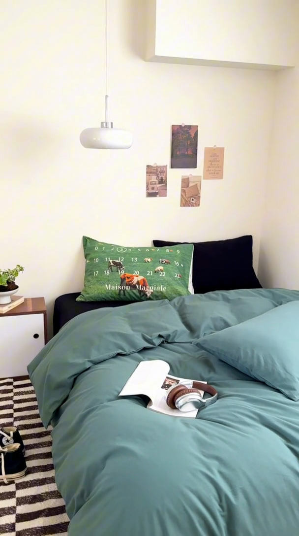 91家纺网 家纺一手货源 找家纺 艾沁家纺 2024新款简约风全棉色织水洗棉混搭四件套 墨绿+黑(黑色枕+印花枕)