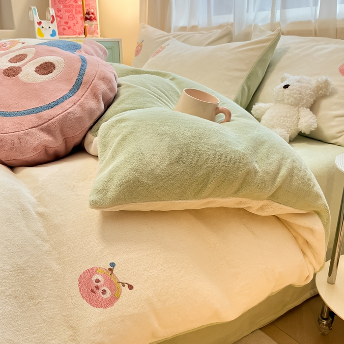 91家纺网 家纺一手货源 找家纺 慕尚家纺 2025新款牛奶绒毛巾绣刺绣四件套 怪兽君 白绿