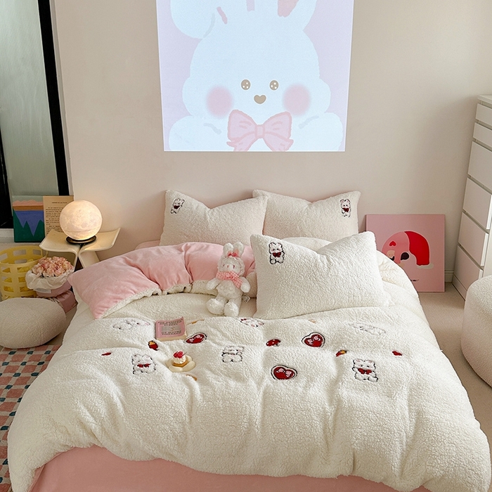 91家纺网 家纺一手货源 找家纺 蜜柚 2024新款高克重羊羔绒牛奶绒毛巾绣四件套 欢乐兔小姐