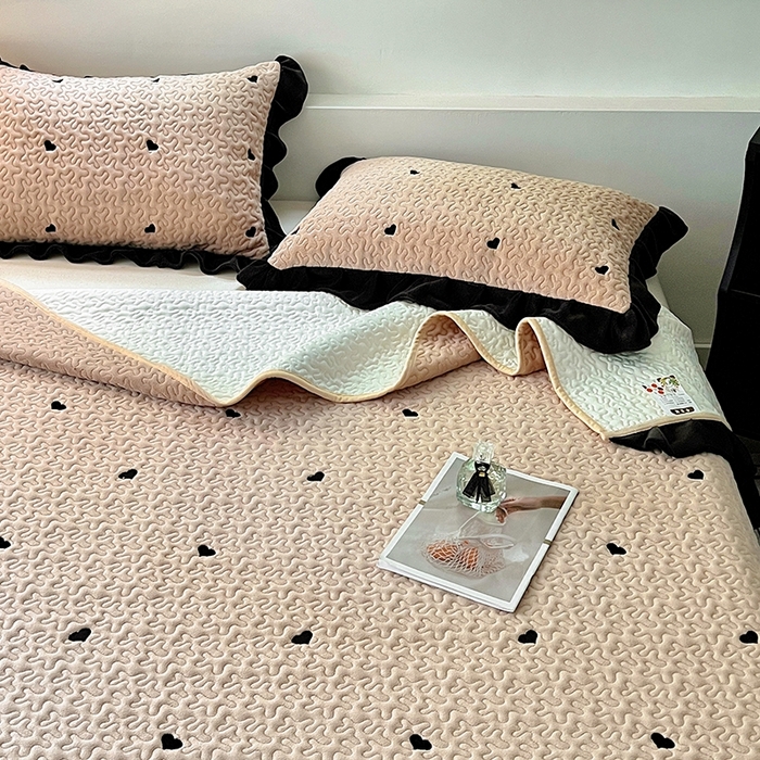 91家纺网 家纺一手货源 找家纺 美梦家纺 2024新款牛奶绒法式绣花夹棉床盖 绒爱心·卡其色