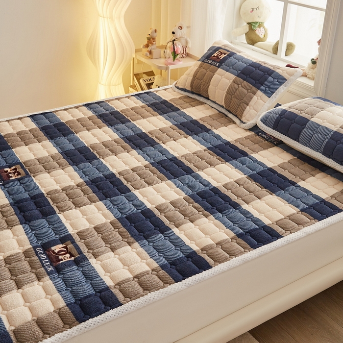 91家纺网 家纺一手货源 找家纺 东宇床垫 2024新款牛奶绒床褥大床 格子蓝