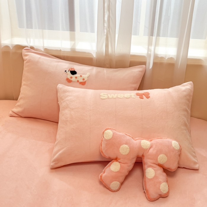 91家纺网 家纺一手货源 找家纺 慕尚家纺 2025新款牛奶绒毛巾绣刺绣四件套 蝴蝶结狗 粉