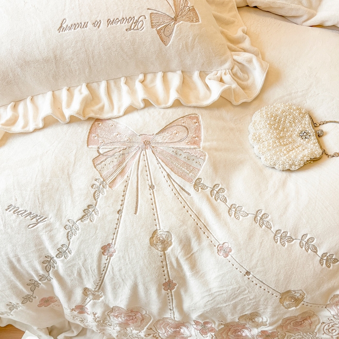 91家纺网 家纺一手货源 找家纺 亲亲公主 2025新款全消光230克A类牛奶绒绣花四件套- 梦幻巴黎 蝴蝶奶油白