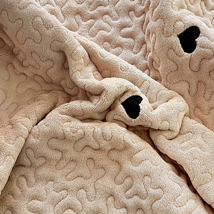 91家纺网 家纺一手货源 找家纺 美梦家纺 2024新款牛奶绒法式绣花夹棉床盖 绒爱心·卡其色