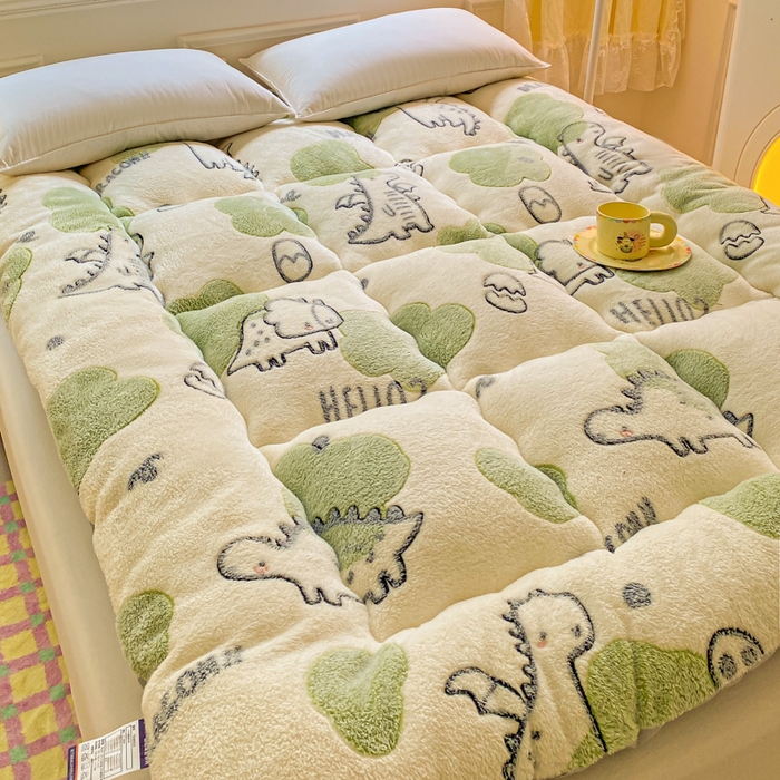 91家纺网 家纺一手货源 找家纺 缦卡琳家纺 2024新款A类牛奶绒羽丝棉床垫 恐龙宝贝