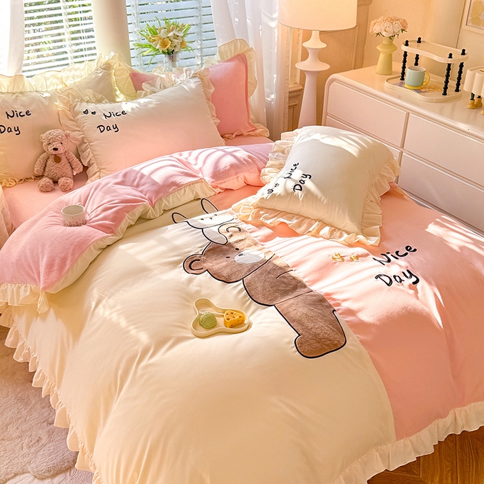 91家纺网 家纺一手货源 找家纺 绒兔兔 2024新款棉加牛奶绒贴布绣四件套 可爱熊仔-浅玉