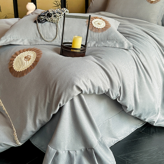 91家纺网 家纺一手货源 找家纺 宜家坊 2024秋冬加厚肌理纹碳素磨毛刺绣贴布绣花边新中式四件套 灰色