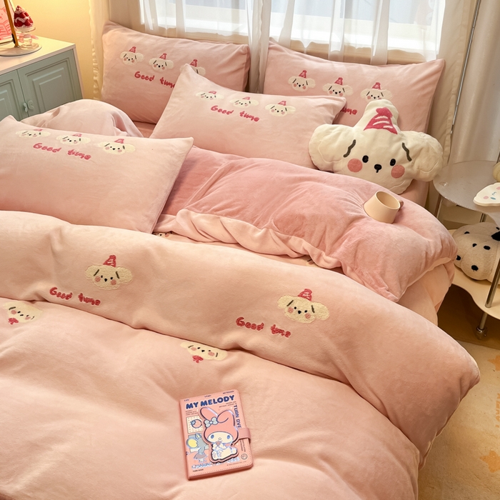 91家纺网 家纺一手货源 找家纺 慕尚家纺 2025新款牛奶绒毛巾绣刺绣四件套 小萌狗 粉