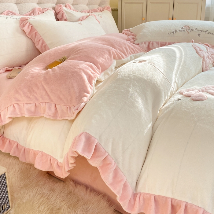 91家纺网 家纺一手货源 找家纺 蜜柚 2024新款全消光高克重韩版小清新贴布绣四件套 蝴蝶结-粉