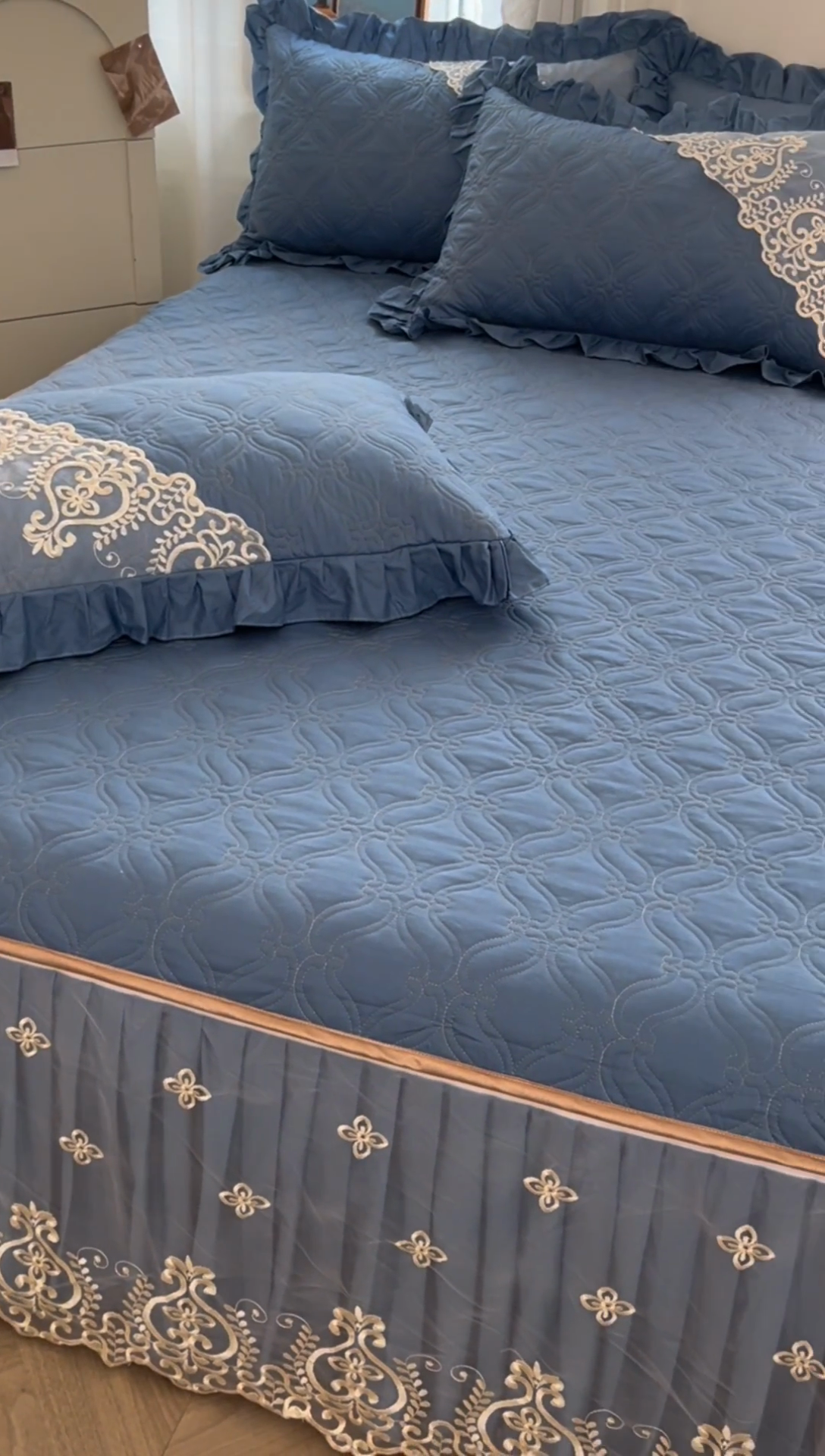 91家纺网 家纺一手货源 找家纺 罗艺轩 2024新款公主风全棉加厚可脱卸床笠式床裙三件套 慕雅-牛仔蓝