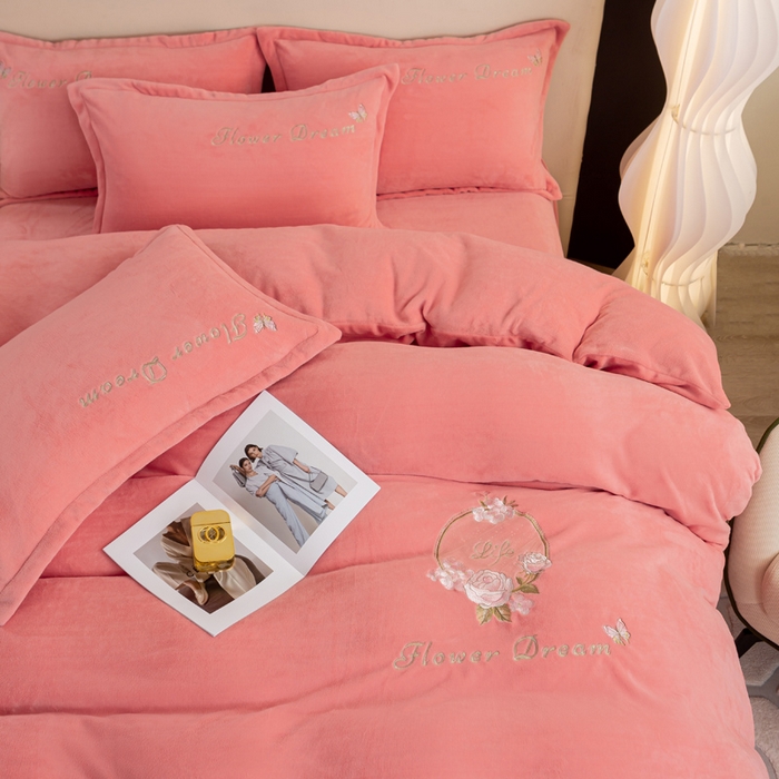 91家纺网 家纺一手货源 找家纺 晶缦家纺 2024新款高克重牛奶绒刺绣花四件套 花仙子-玉粉