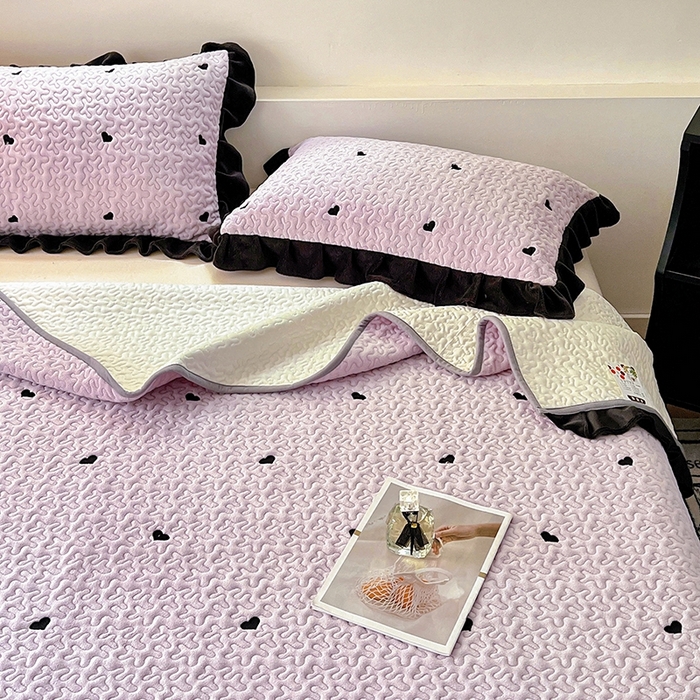 91家纺网 家纺一手货源 找家纺 美梦家纺 2024新款牛奶绒法式绣花夹棉床盖 绒爱心·水晶紫