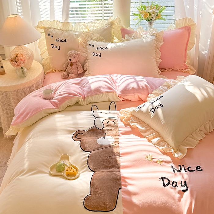 91家纺网 家纺一手货源 找家纺 绒兔兔 2024新款棉加牛奶绒贴布绣四件套 可爱熊仔-浅玉