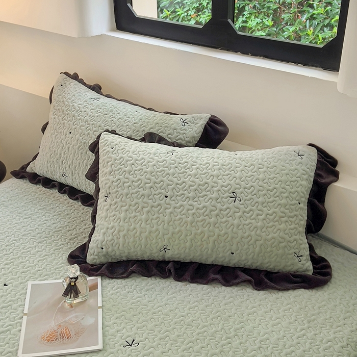 91家纺网 家纺一手货源 找家纺 美梦家纺 2024新款牛奶绒法式绣花夹棉床盖 绒蝴蝶结·松叶绿