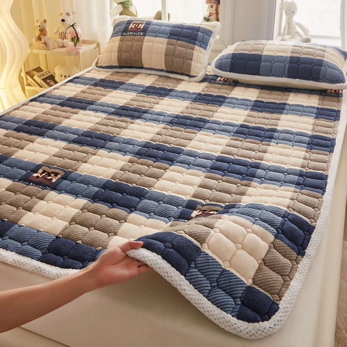 91家纺网 家纺一手货源 找家纺 东宇床垫 2024新款牛奶绒床褥大床 格子蓝