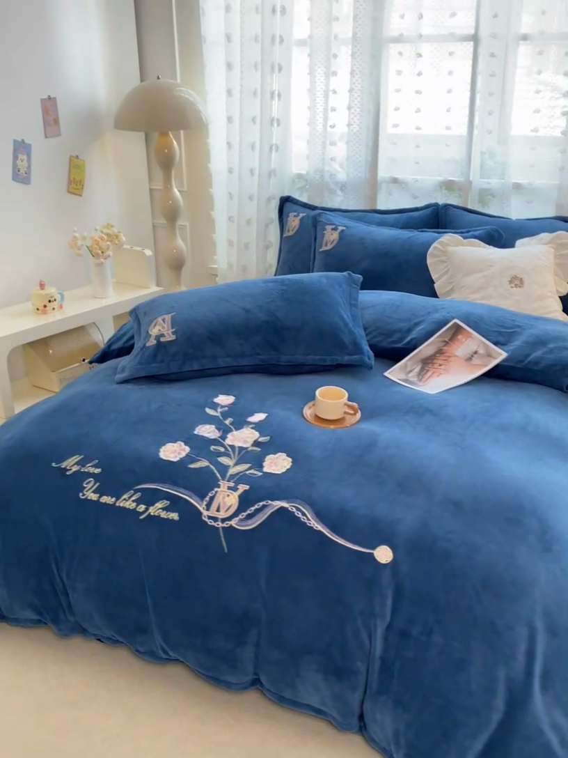 91家纺网 家纺一手货源 找家纺 晶缦家纺 2024新款高克重牛奶绒刺绣花四件套 点点花季-藏蓝