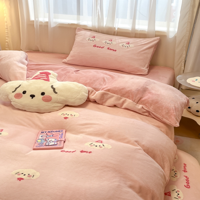 91家纺网 家纺一手货源 找家纺 慕尚家纺 2025新款牛奶绒毛巾绣刺绣四件套 小萌狗 粉