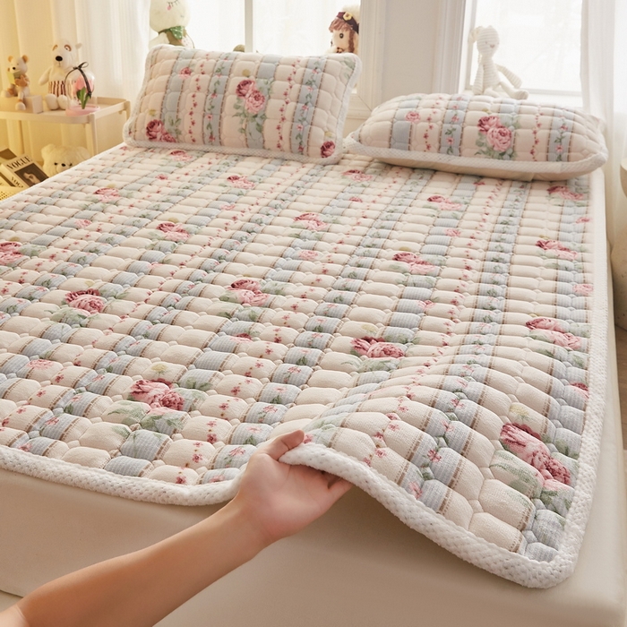 91家纺网 家纺一手货源 找家纺 东宇床垫 2024新款牛奶绒床褥大床 复古花