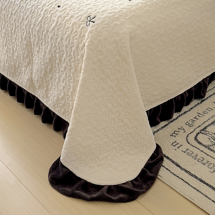 91家纺网 家纺一手货源 找家纺 美梦家纺 2024新款牛奶绒法式绣花夹棉床盖 绒蝴蝶结·奶昔白