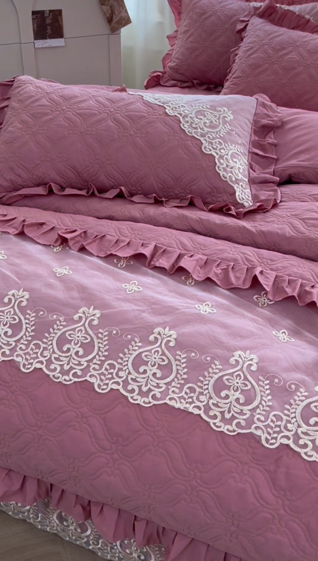 91家纺网 家纺一手货源 找家纺 罗艺轩 2024新款公主风全棉加厚可脱卸床笠式床裙四件套 慕雅-豆沙