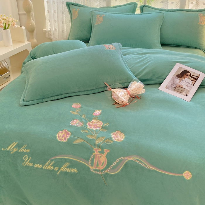 91家纺网 家纺一手货源 找家纺 晶缦家纺 2024新款高克重牛奶绒刺绣花四件套 点点花季-草绿