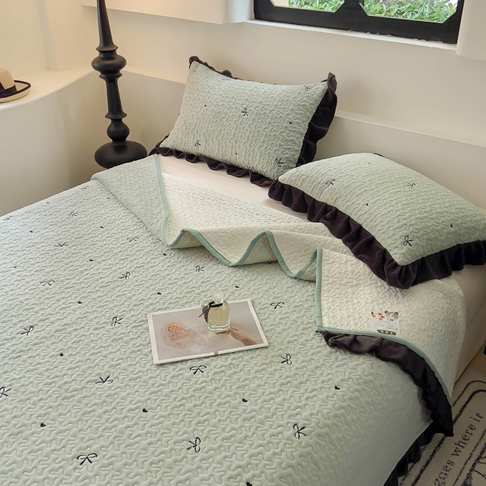 91家纺网 家纺一手货源 找家纺 美梦家纺 2024新款牛奶绒法式绣花夹棉床盖 绒蝴蝶结·松叶绿