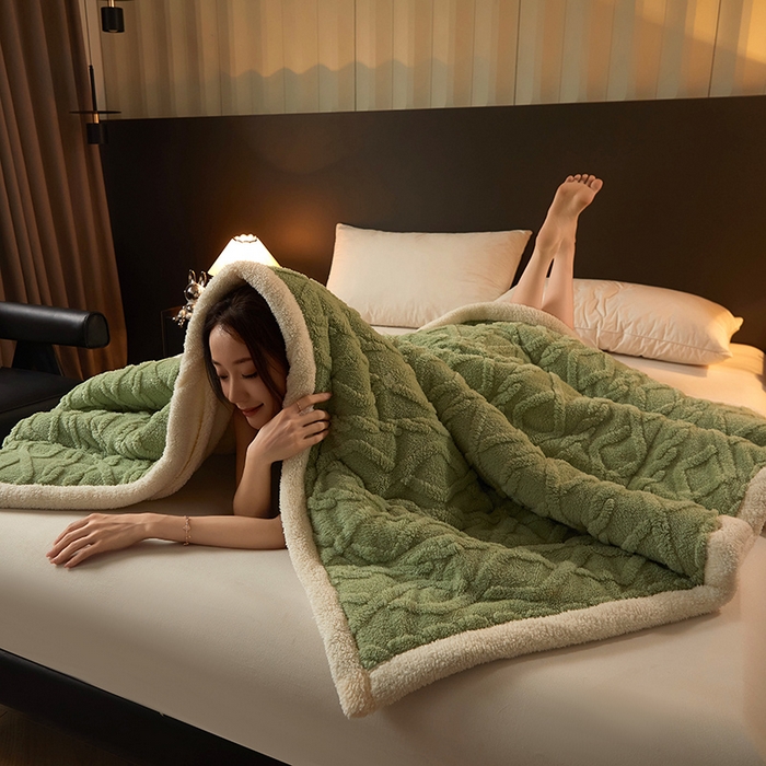 91家纺网 家纺一手货源 找家纺 澳梵家居 2024新款三层夹棉加厚塔肤绒毛毯-场景二 草绿-白