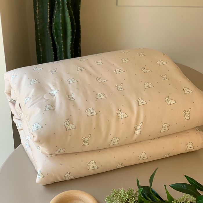 91家纺网 家纺一手货源 找家纺 汇庭 2024新品·雅棉春秋被系列--实拍图 调皮小兔