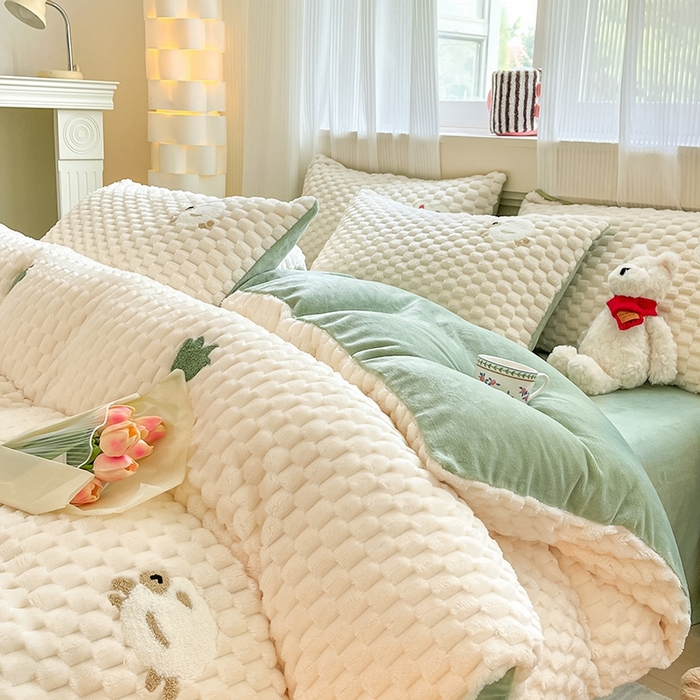 91家纺网 家纺一手货源 找家纺 澳梵家居 2024新款小清新豆豆绒牛奶绒毛巾绣四件套 小羊快跑-绿