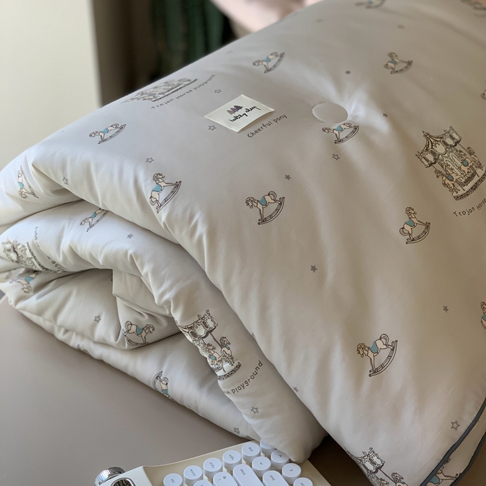 91家纺网 家纺一手货源 找家纺 汇庭 2024新品·雅棉春秋被系列--实拍图 摇篮木马灰