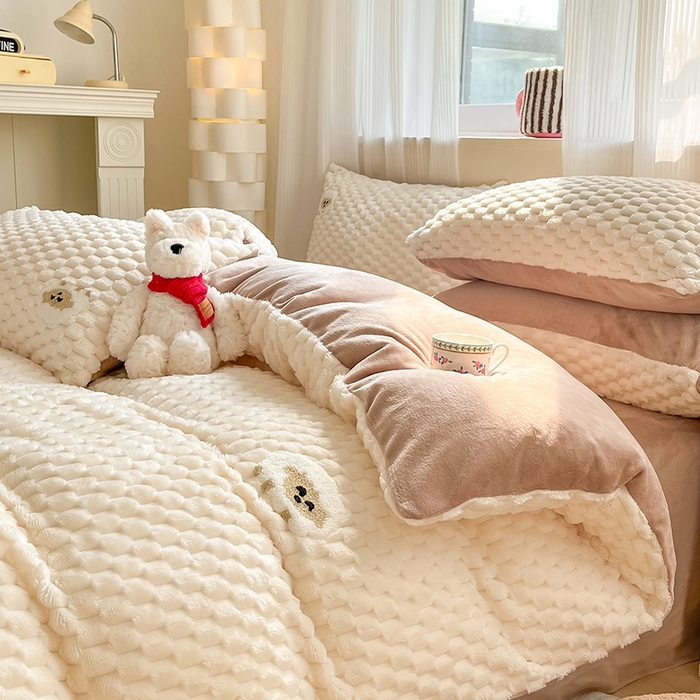 91家纺网 家纺一手货源 找家纺 澳梵家居 2024新款小清新豆豆绒牛奶绒毛巾绣四件套 小羊快跑-卡其