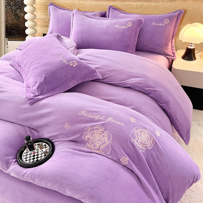 91家纺网 家纺一手货源 找家纺 梦舒羽 2025新款200克刺绣牛奶绒四件套珊瑚绒雪花绒床单款套件 玫瑰花园-紫
