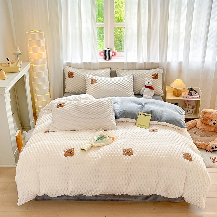 91家纺网 家纺一手货源 找家纺 澳梵家居 2024新款小清新豆豆绒牛奶绒毛巾绣四件套 趴趴熊-灰