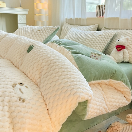 91家纺网 家纺一手货源 找家纺 （总）澳梵家居 2024新款小清新豆豆绒牛奶绒毛巾绣四件套