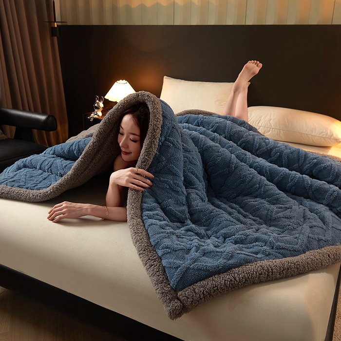 91家纺网 家纺一手货源 找家纺 （总）澳梵家居 2024新款三层夹棉加厚塔肤绒毛毯-场景二