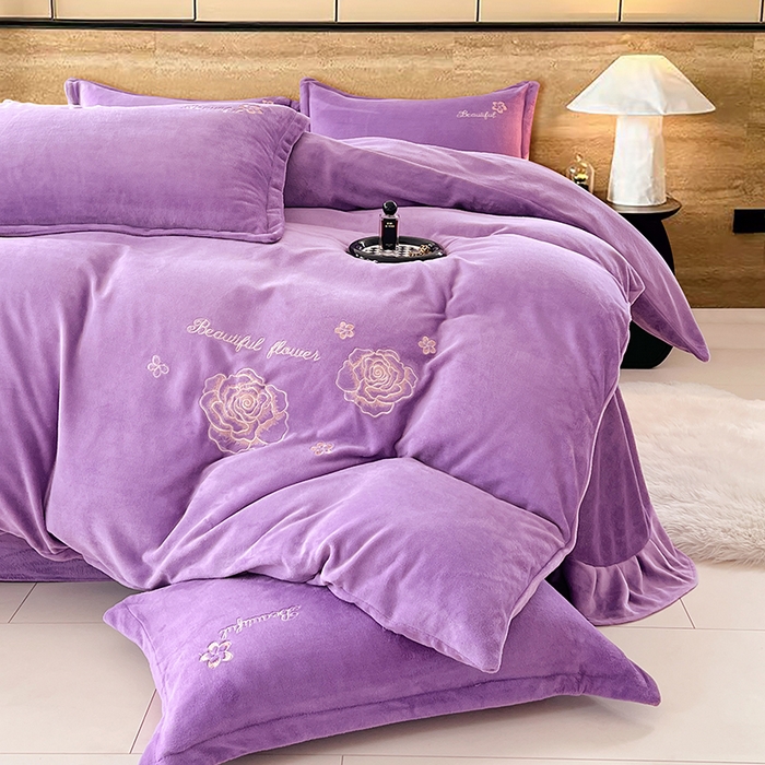 91家纺网 家纺一手货源 找家纺 梦舒羽 2025新款200克刺绣牛奶绒四件套珊瑚绒雪花绒床单款套件 玫瑰花园-紫