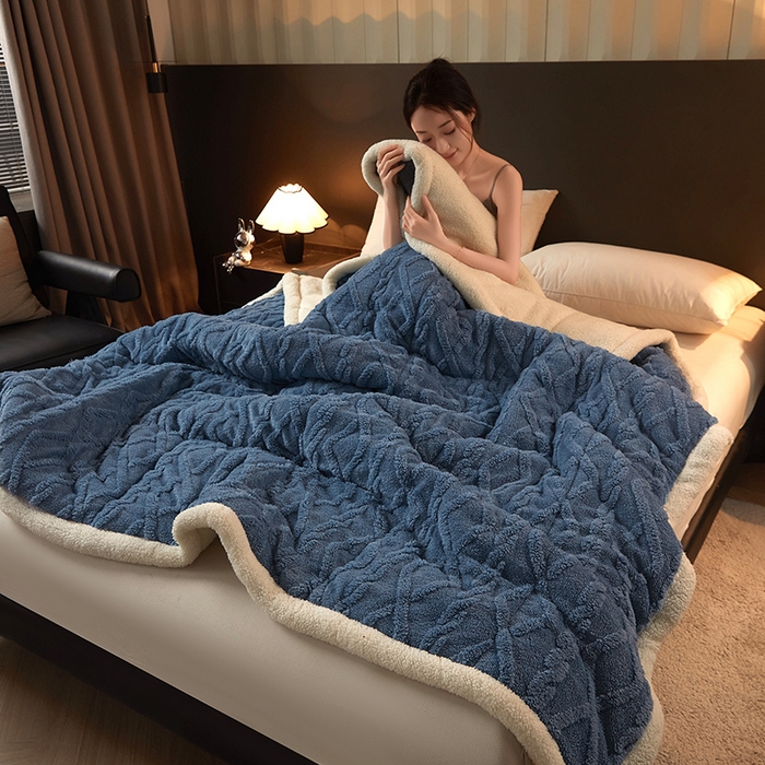 91家纺网 家纺一手货源 找家纺 澳梵家居 2024新款三层夹棉加厚塔肤绒毛毯-场景二 雾霾蓝-白