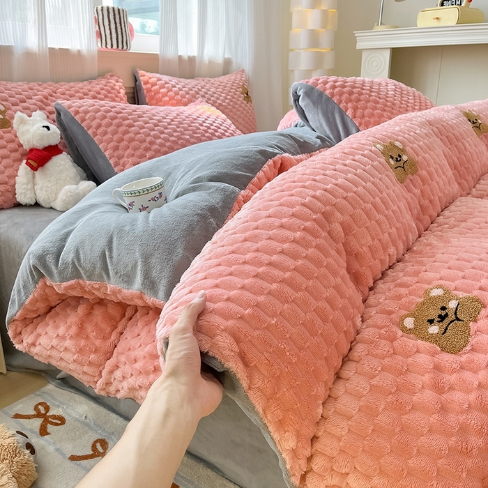 91家纺网 家纺一手货源 找家纺 澳梵家居 2024新款小清新豆豆绒牛奶绒毛巾绣四件套 趴趴熊-粉