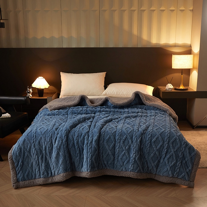 91家纺网 家纺一手货源 找家纺 澳梵家居 2024新款三层夹棉加厚塔肤绒毛毯-场景二 雾霾蓝-灰