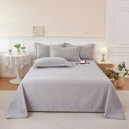 91家纺网 家纺一手货源 找家纺 莎果 2024新款天丝绒刺绣款床盖三件套 樱桃-灰