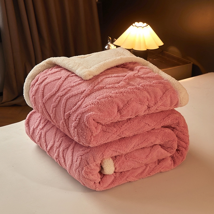 91家纺网 家纺一手货源 找家纺 澳梵家居 2024新款三层夹棉加厚塔肤绒毛毯-场景二 苏梅-白