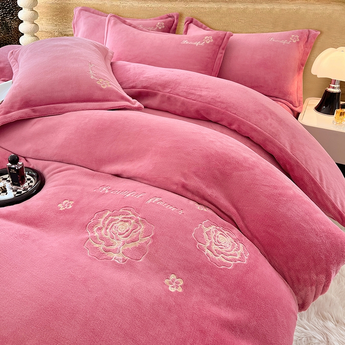 91家纺网 家纺一手货源 找家纺 梦舒羽 2025新款200克刺绣牛奶绒四件套珊瑚绒雪花绒床单款套件 玫瑰花园-粉